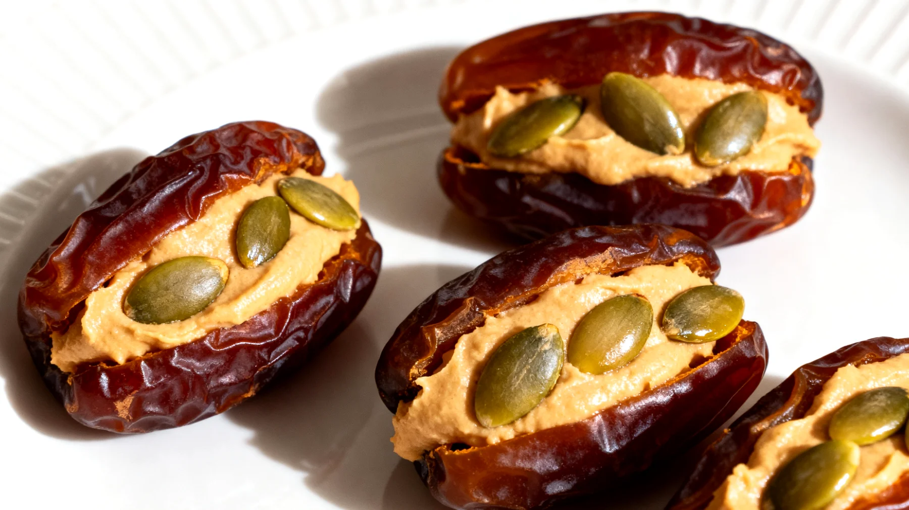 Datteri Medjool ripieni di pasta di mandorle e semi di zucca"